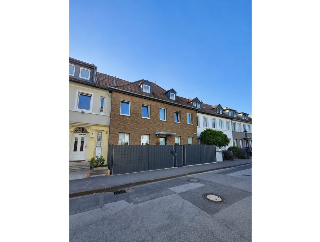Immobilienangebot - Düsseldorf - Alle - Energetisch modernisiertes Dreifamilienhaus  -  Maximale Flexibilität