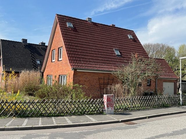 Immobilienangebot - Kiel / Russee - Alle - Solides Einfamilienhaus mit Modernisierungsbedarf in beliebter Lage von Kiel-Russee