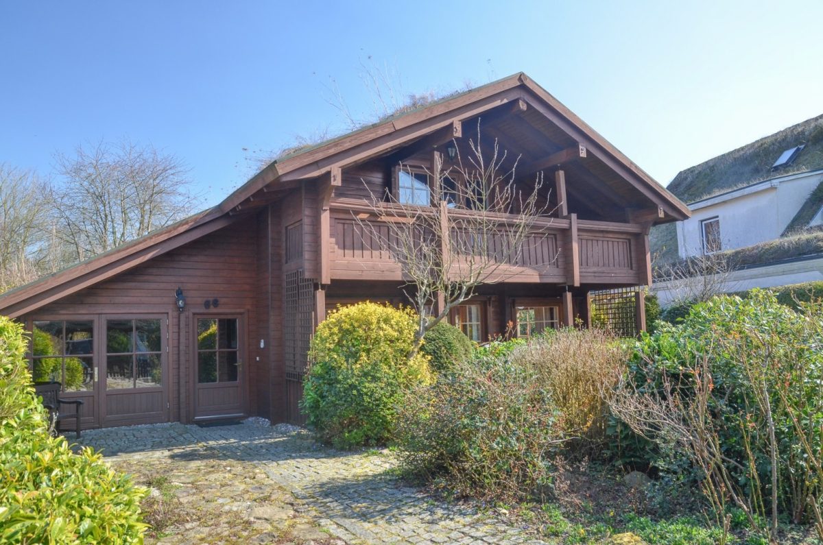 Immobilienangebot - Flintbek - Alle - Charmantes Blockhaus mit Kamin & Gartenidylle – Ihr Zuhause in Flintbek!