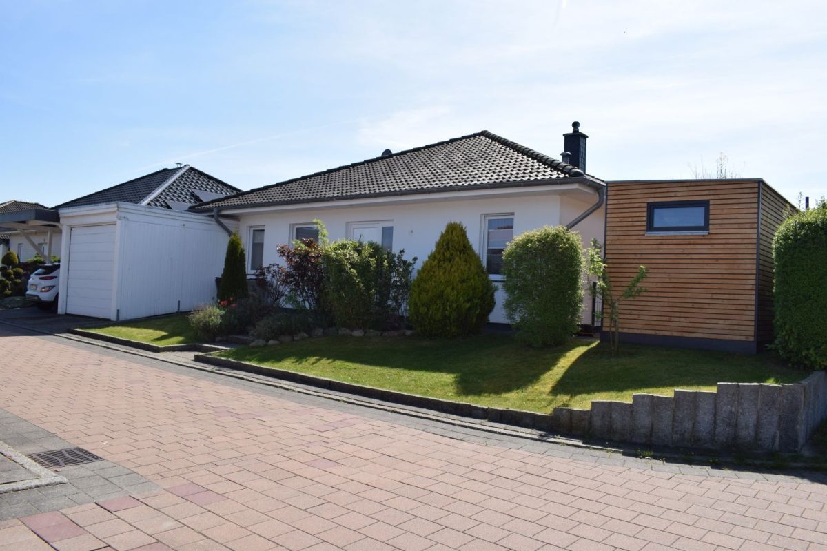 Immobilienangebot - Kiel / Neumeimersdorf - Alle - - Für Jung und Alt -
Moderner Walmdachbungalow im exzellenten Zustand