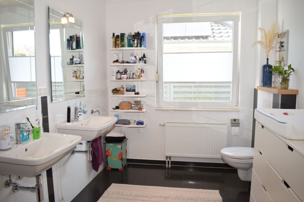 Immobilienangebot - Kiel / Neumeimersdorf - Alle - - Für Jung und Alt -
Moderner Walmdachbungalow im exzellenten Zustand