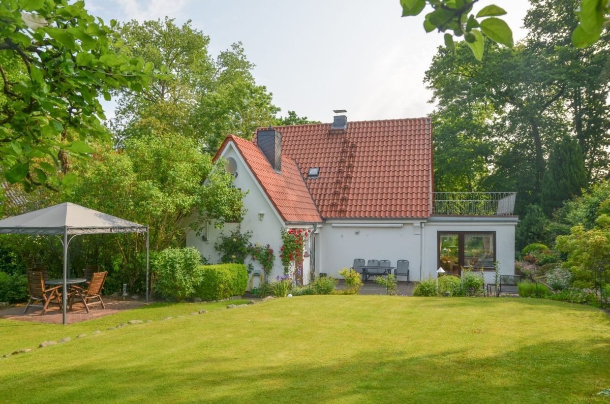 Immobilienangebot - Schwentinental-Raisdorf - Alle - Charmantes Einfamilienhaus am idyllischen Rosensee – ein Refugium im Grünen