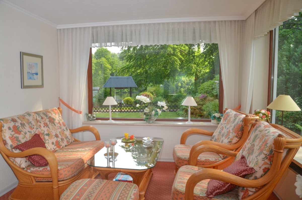 Immobilienangebot - Schwentinental-Raisdorf - Alle - Charmantes Einfamilienhaus am idyllischen Rosensee – ein Refugium im Grünen