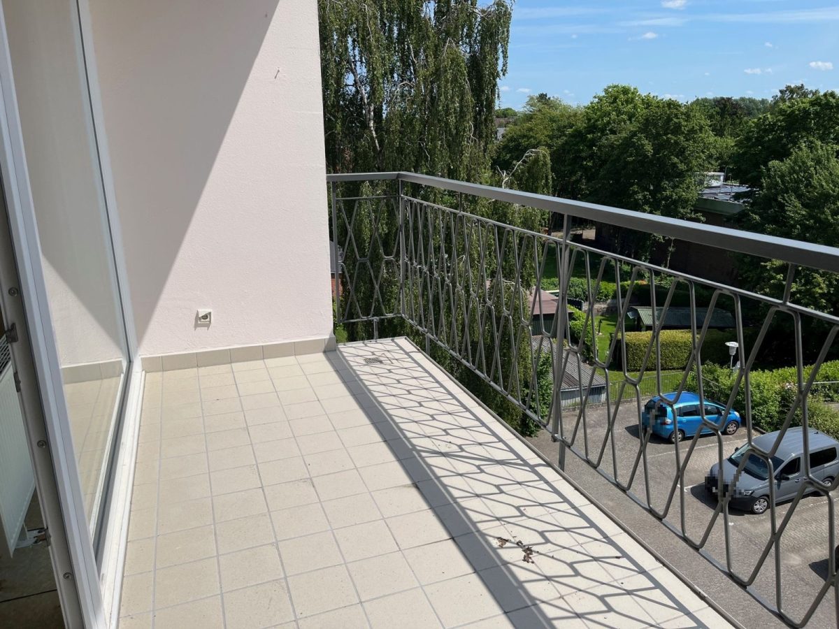 Immobilienangebot - Kiel / Hassee - Alle - Helle 3-Zimmer-ETW mit sonnigem Balkon, Aufzug und PKW-Stellplatz in Kiel-Hassee