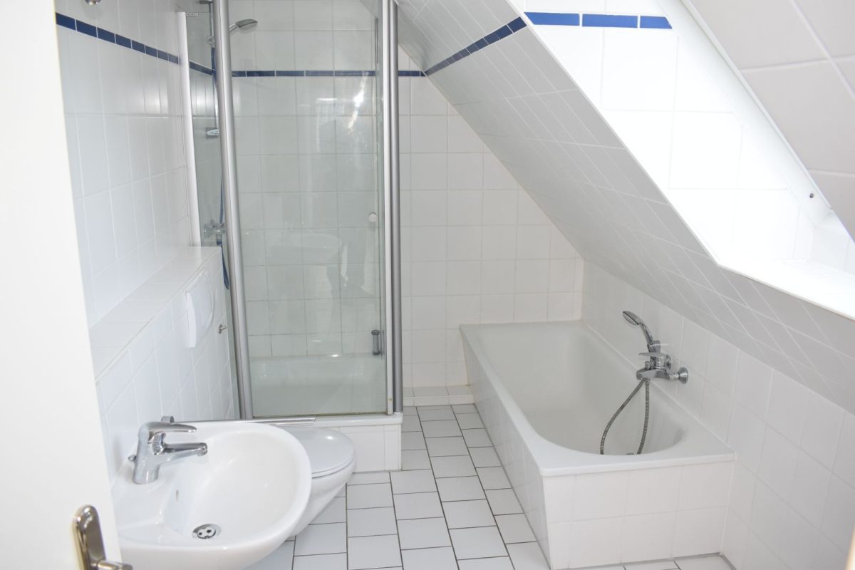 Immobilienangebot - Kiel / Elmschenhagen - Alle - Eine komplette Endetage nur für Sie! 
3-Zimmer-Dachgeschosswohnung in kleiner Wohneinheit