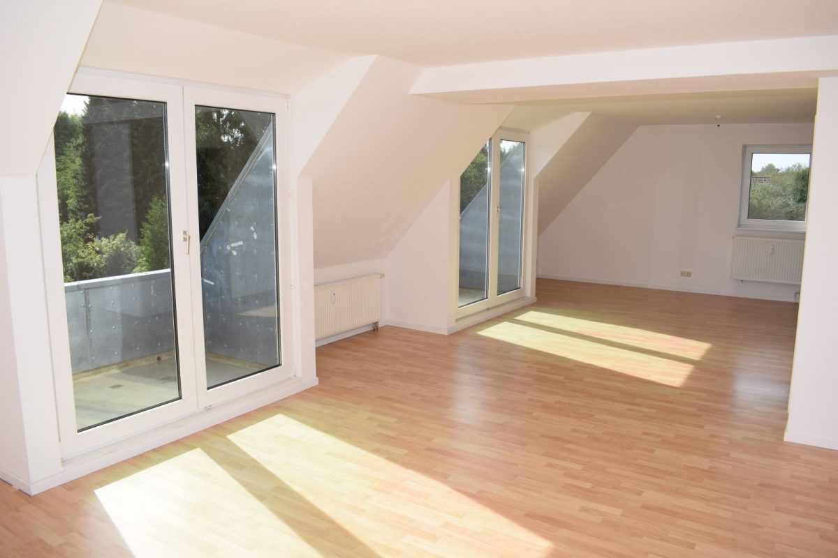 Immobilienangebot - Kiel / Elmschenhagen - Alle - Eine komplette Endetage nur für Sie! 
3-Zimmer-Dachgeschosswohnung in kleiner Wohneinheit