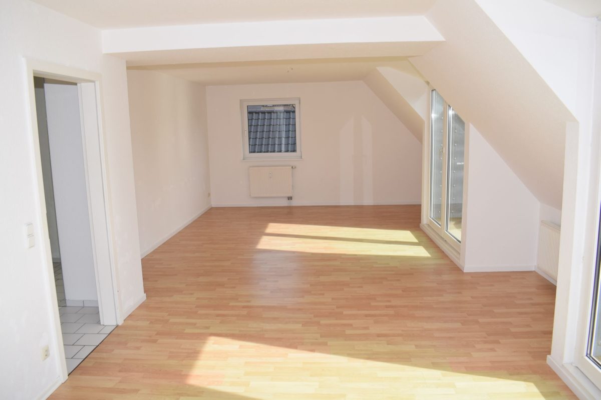 Immobilienangebot - Kiel / Elmschenhagen - Alle - Eine komplette Endetage nur für Sie! 
3-Zimmer-Dachgeschosswohnung in kleiner Wohneinheit