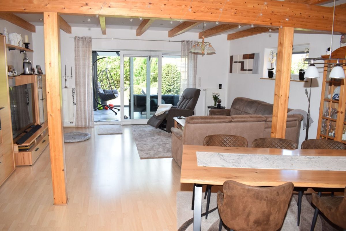 Immobilienangebot - Kiel / Neumeimersdorf - Alle - Nur noch einziehen und wohlfühlen.
Raumwunder in Neumeimersdorf im exzellenten Zustand