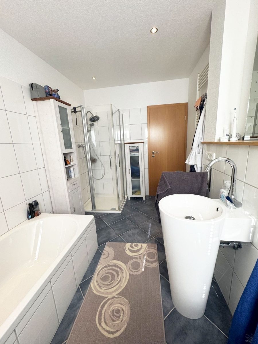 Immobilienangebot - Kiel / Neumeimersdorf - Alle - Nur noch einziehen und wohlfühlen.
Raumwunder in Neumeimersdorf im exzellenten Zustand