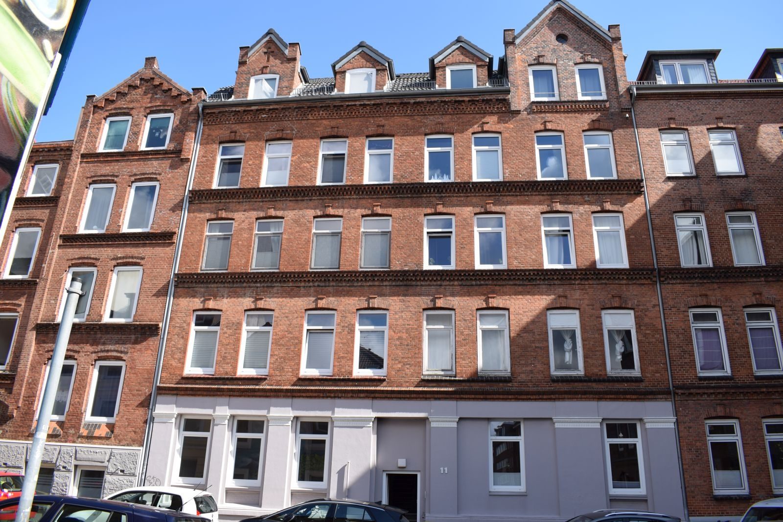 Immobilienangebot - Kiel / Südfriedhof - Alle - Nur noch einziehen.
Altbaucharme trifft modernes Wohnen. Komplett sanierte 3-Zimmer-Wohnung