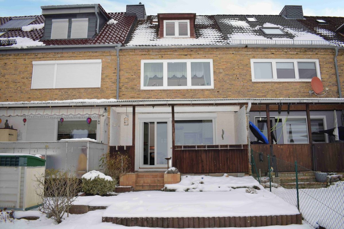 9090AL-01 Hausansicht Immobilienangebot - Kiel / Neumühlen-Dietrichsdorf - Alle - Raumwunder mit Ausblick- Reihenhaus in Neumühlen-Dietrichsdorf