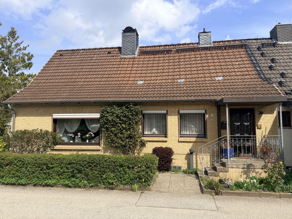 Immobilienangebot - Kiel / Hammer - Alle - Doppelhaushälfte mit Vollkeller und Garage in Kiel-Hammer