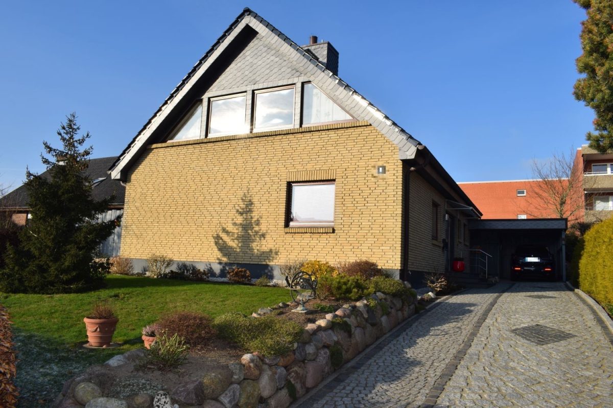 Immobilienangebot - Kiel / Schilksee - Alle - Stilvolles Wohnen in Toplage von Schilksee.
Modernisiert, sehr gute Ausstattung und einzugsbereit