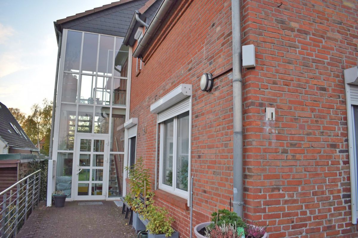 Immobilienangebot - Bordesholm - Alle - Gepflegte Maisonette-Eigentumswohnung  in Bordesholm mit Balkon und PKW-Stellplatz