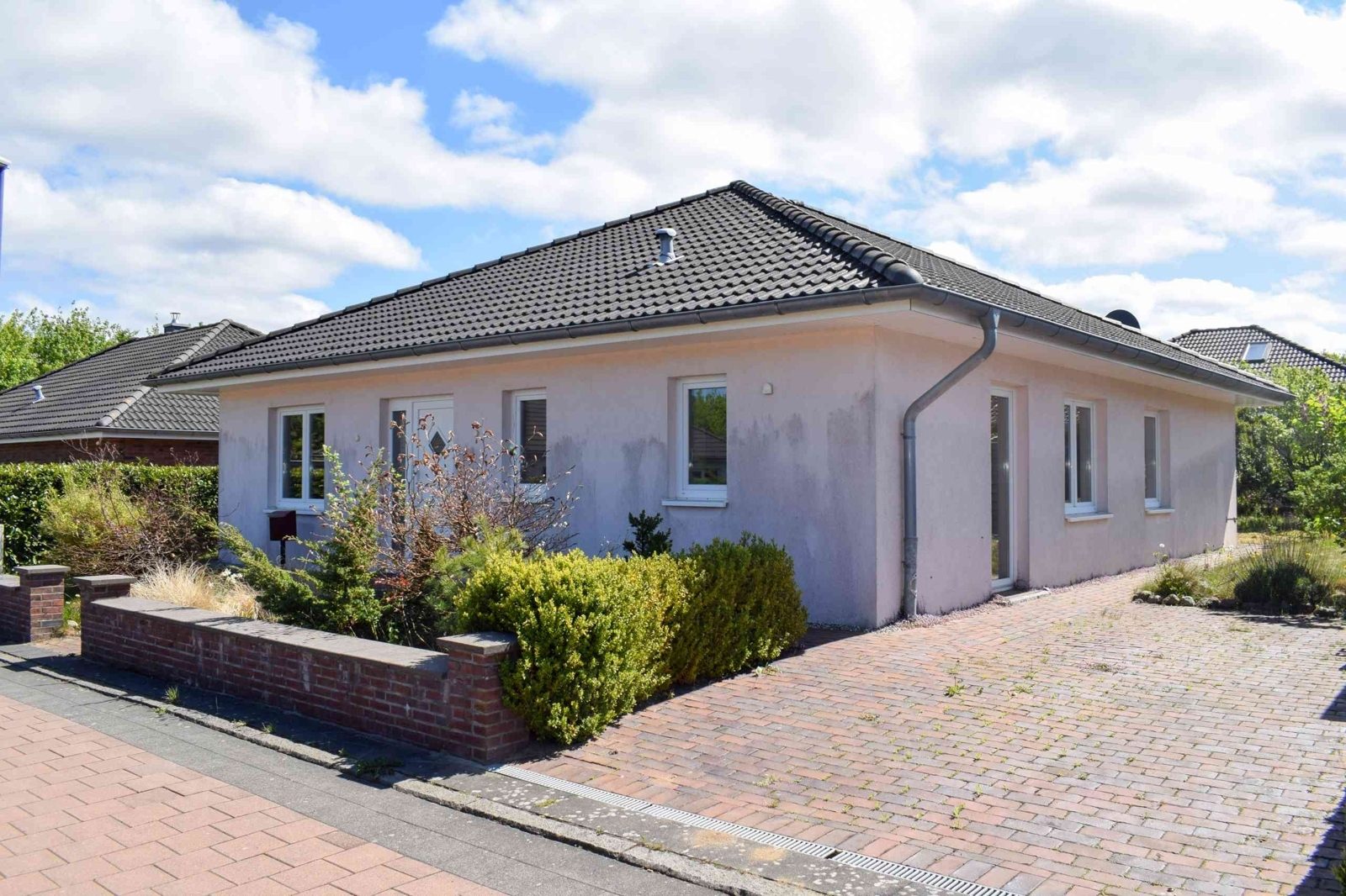 Immobilienangebot - Kiel / Neumeimersdorf - Alle - - Für Jung und Alt -
Moderner Walmdachbungalow im guten Zustand