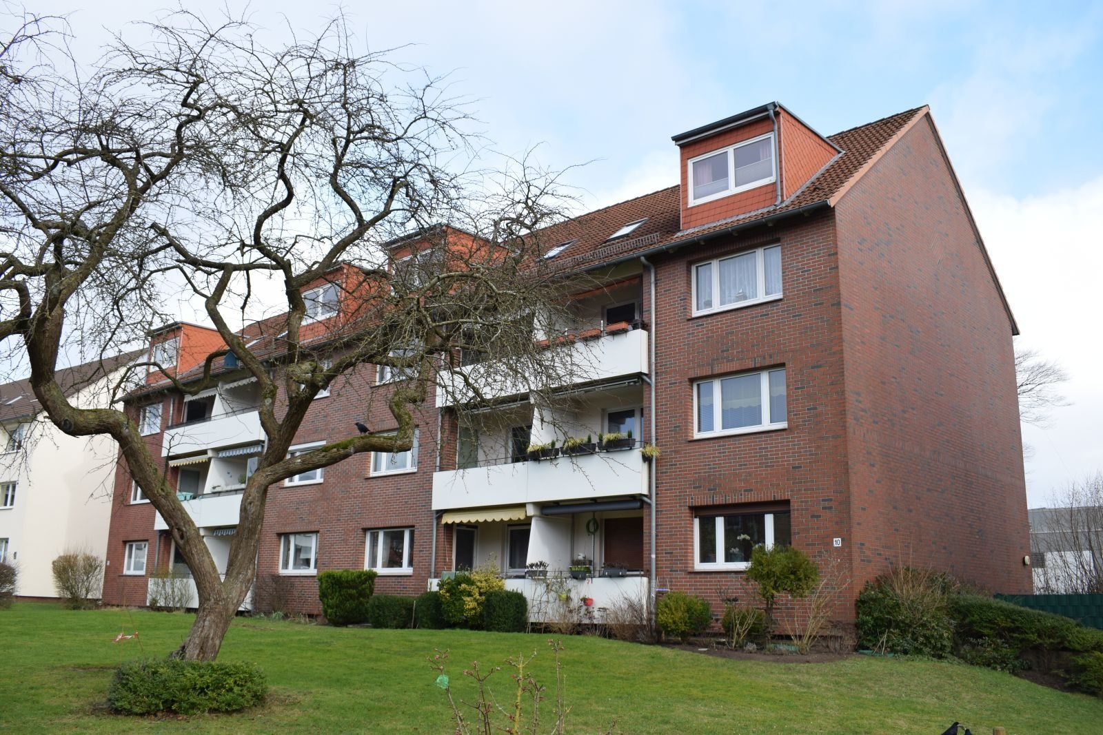 Immobilienangebot - Kiel - Alle - 4 x 3-Zimmer-Wohnungspaket mit 14 Garagen, 3 Stellplätzen und erheblichen Steigerungspotenzial