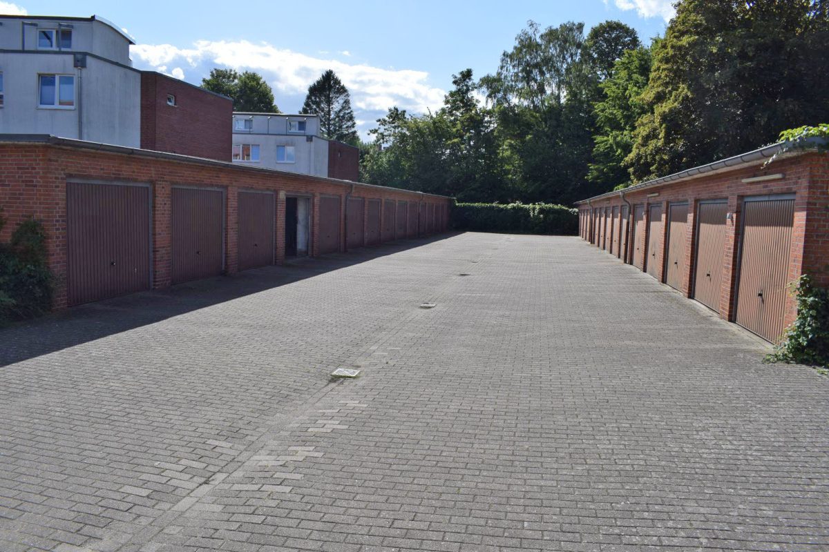 Immobilienangebot - Kiel - Alle - 4 x 3-Zimmer-Wohnungspaket mit 14 Garagen, 3 Stellplätzen und erheblichen Steigerungspotenzial