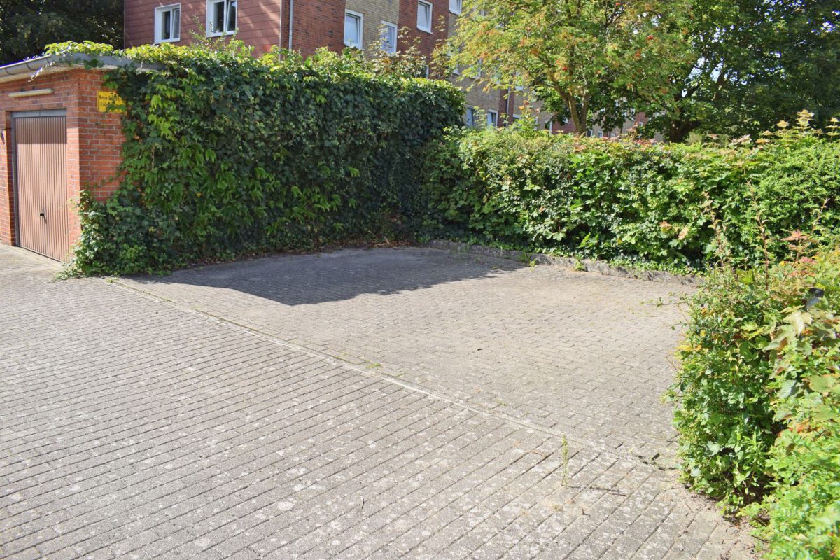Immobilienangebot - Kiel - Alle - 4 x 3-Zimmer-Wohnungspaket mit 14 Garagen, 3 Stellplätzen und erheblichen Steigerungspotenzial
