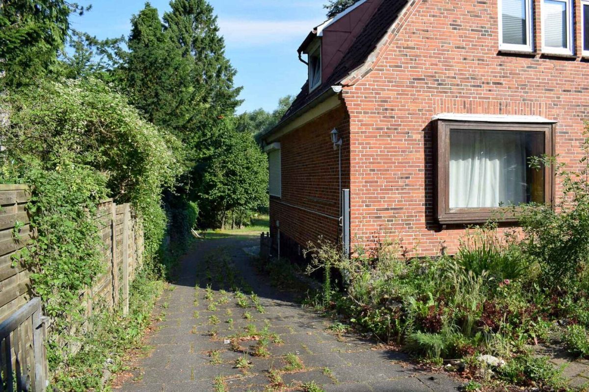 Immobilienangebot - Kiel / Hassee - Grundstücke - 1182 m² großes Baugrundstück mit Altbestand (Abrissobjekt) in 24113 Kiel-Hassee