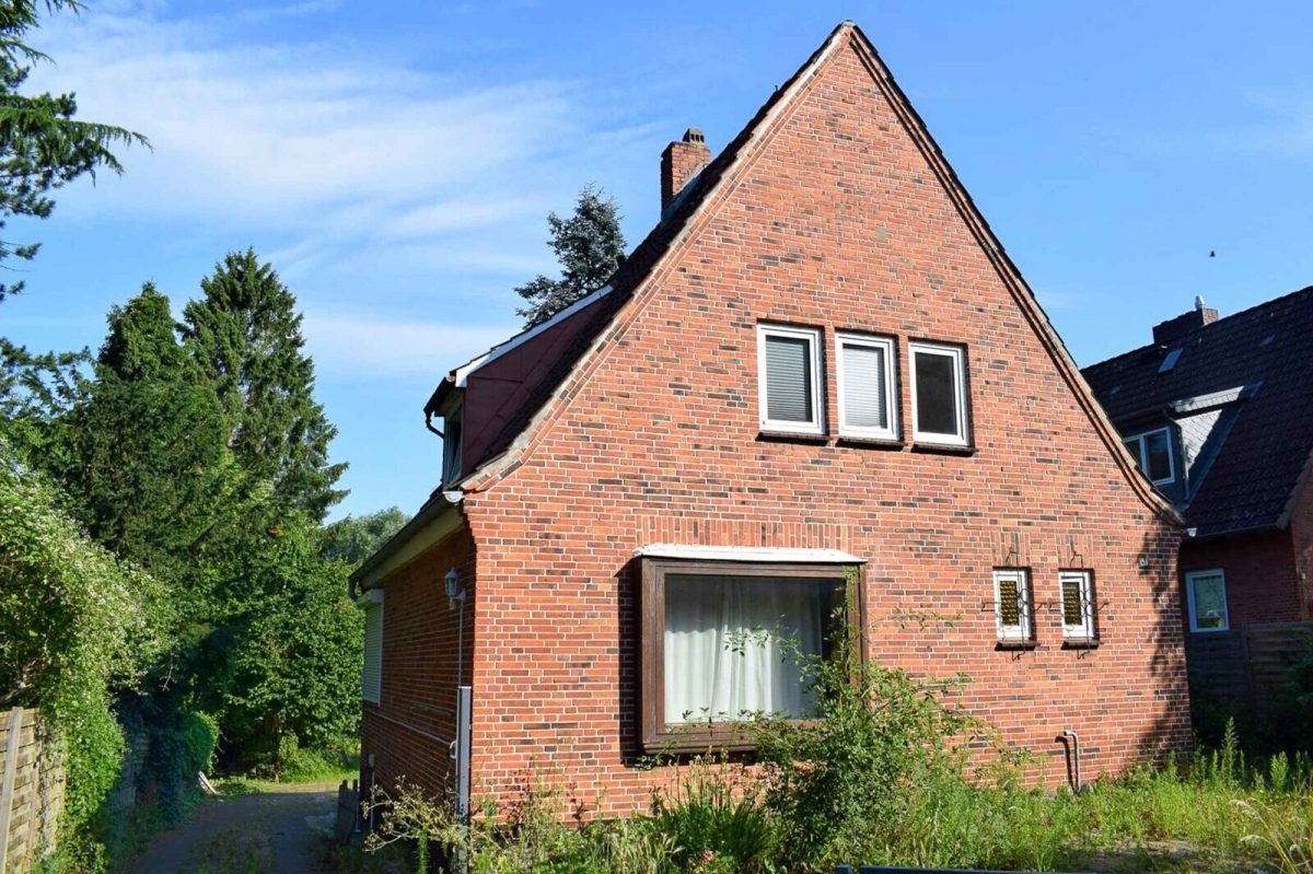 Immobilienangebot - Kiel / Hassee - Grundstücke - 1182 m² großes Baugrundstück mit Altbestand (Abrissobjekt) in 24113 Kiel-Hassee