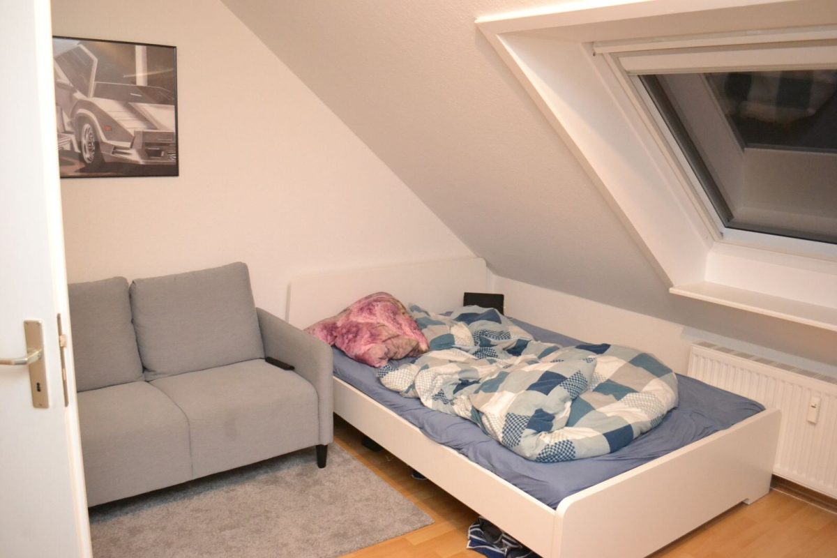 Immobilienangebot - Kiel - Alle - Neuausbau 1991 - helle 2-Zi.-DG-ETW (zzt. vermietet) mit optionalem PKW-Stellplatz in Uninähe