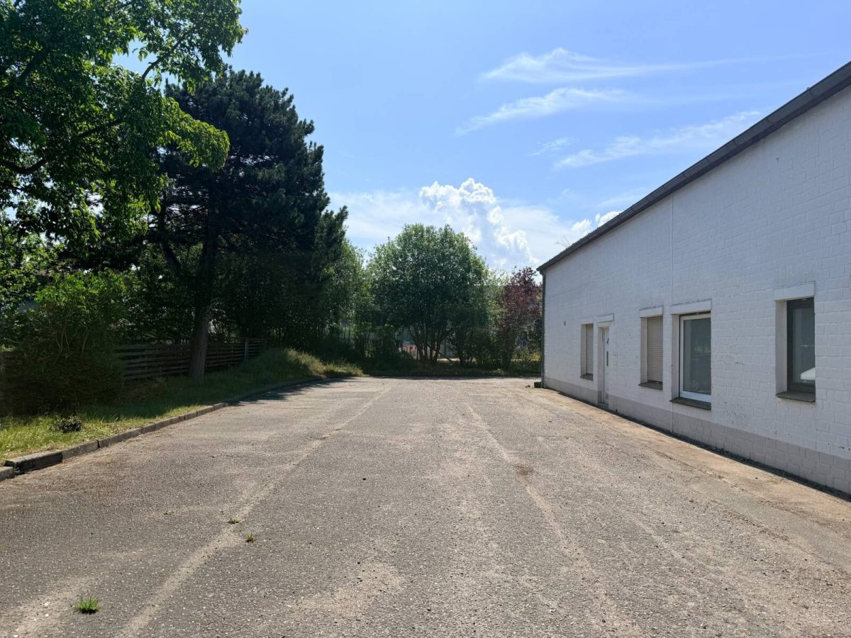Immobilienangebot - Schönberg - Alle - Gewerbeimmobilie mit 2 Hallen und Bauplatz in Schönberg