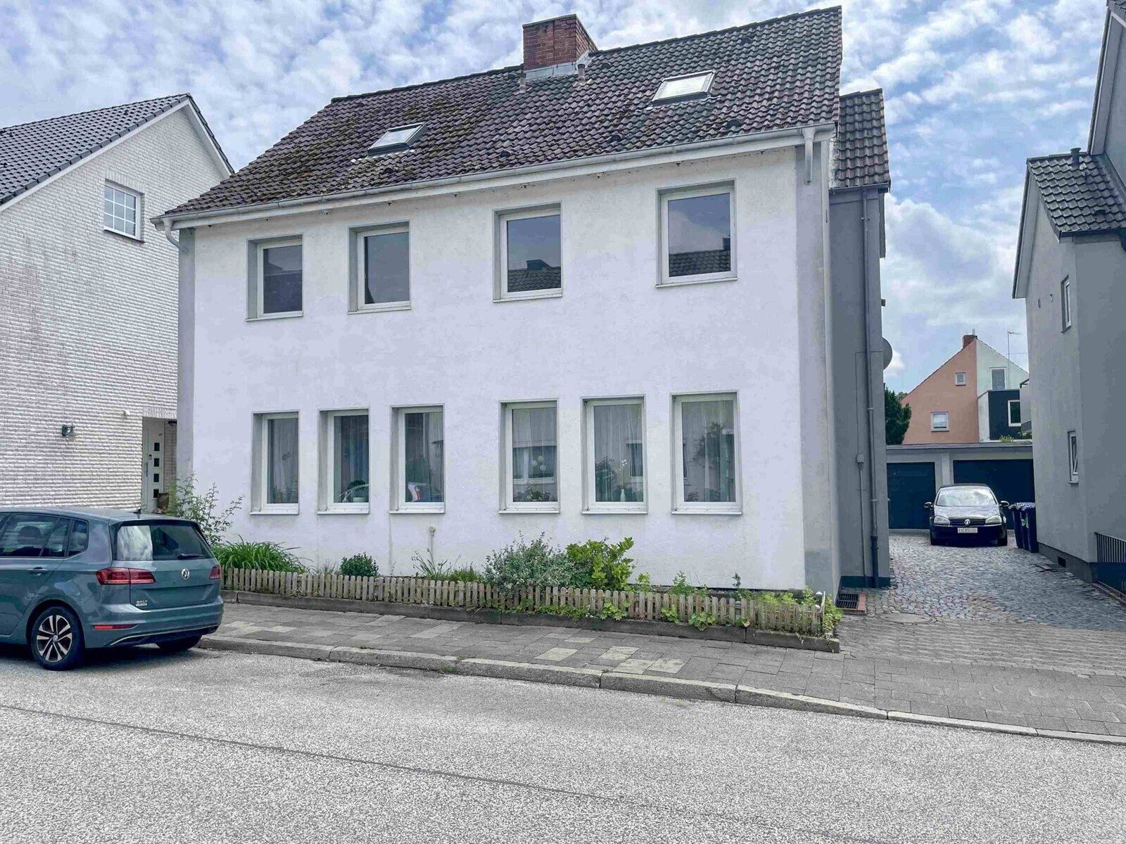 Immobilienangebot - Kiel / Neumühlen-Dietrichsdorf - Alle - 3 Wohnungen bringen Mieteinnahmen - Die 4 gehört Ihnen - Mehrfamilienhaus in Kiel -Dietrichsdorf