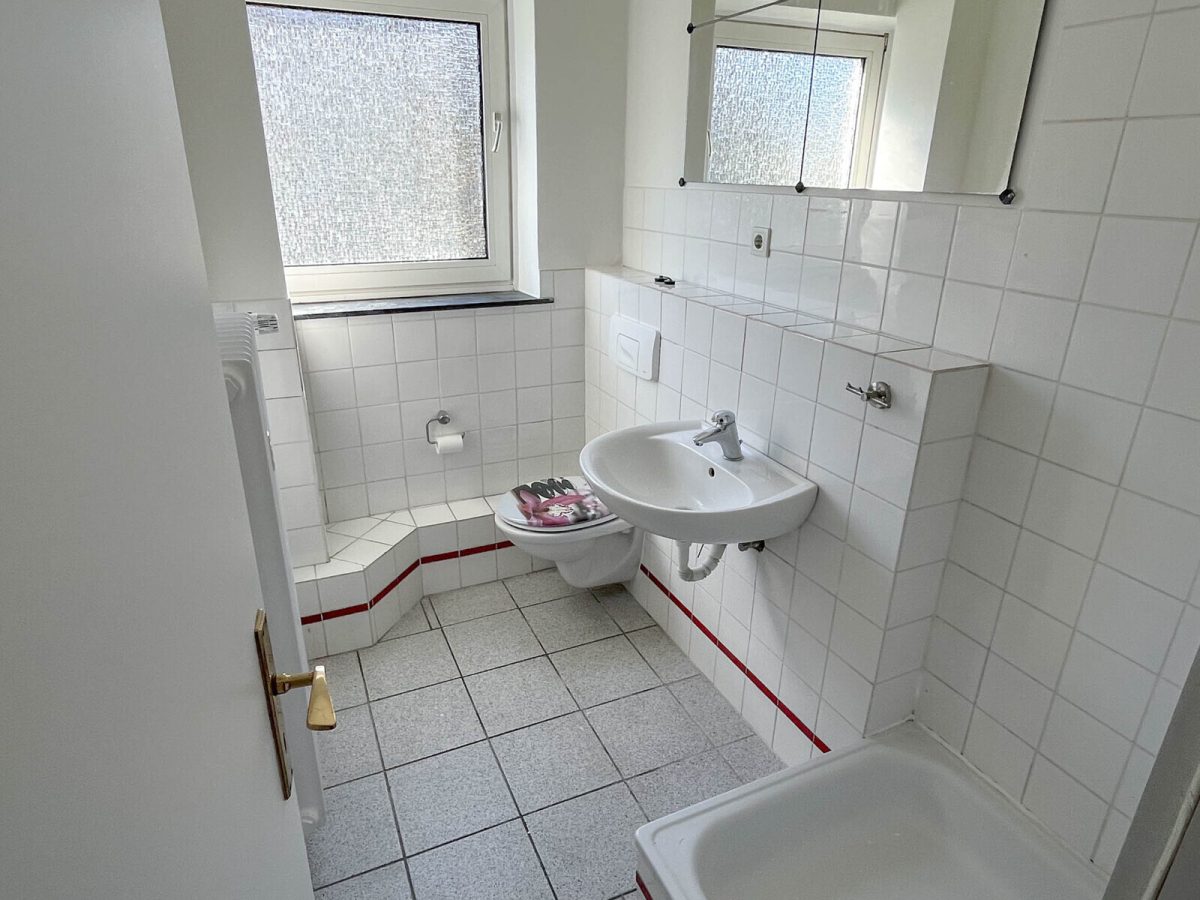 Immobilienangebot - Kiel - Alle - Frisch renovierte, WG-geeignete 2-Zi.-ETW mit Balkon in Kiel-Wik