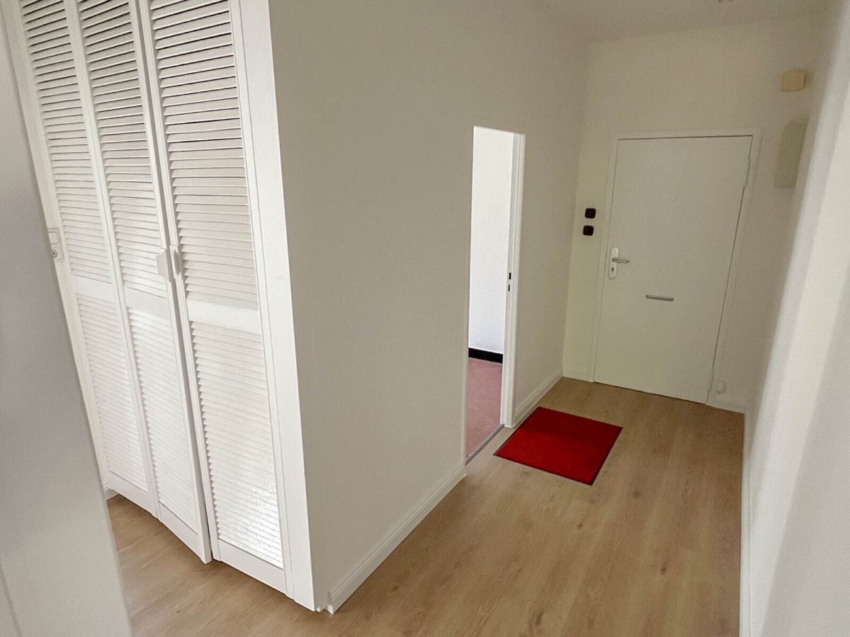 Immobilienangebot - Kiel - Alle - Frisch renovierte, WG-geeignete 2-Zi.-ETW mit Balkon in Kiel-Wik