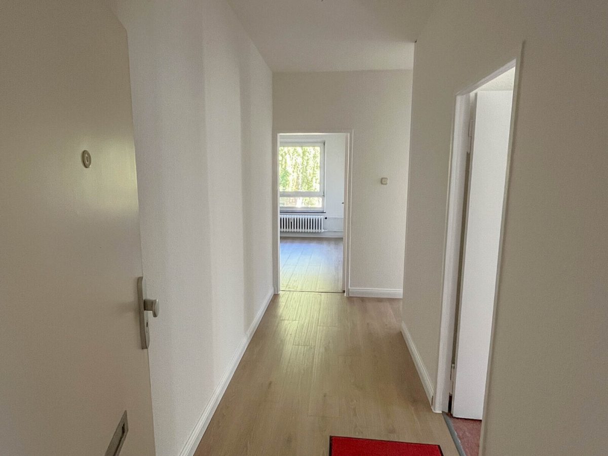 Immobilienangebot - Kiel - Alle - Frisch renovierte, WG-geeignete 2-Zi.-ETW mit Balkon in Kiel-Wik
