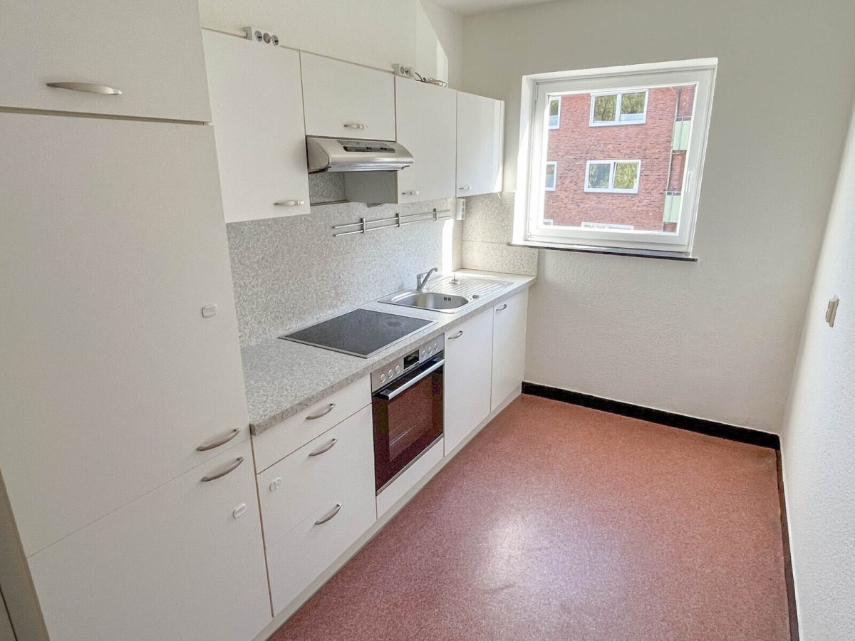 Immobilienangebot - Kiel - Alle - Frisch renovierte, WG-geeignete 2-Zi.-ETW mit Balkon in Kiel-Wik