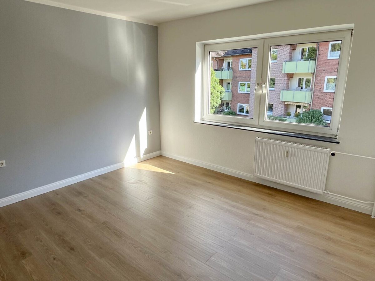 Immobilienangebot - Kiel - Alle - Frisch renovierte, WG-geeignete 2-Zi.-ETW mit Balkon in Kiel-Wik