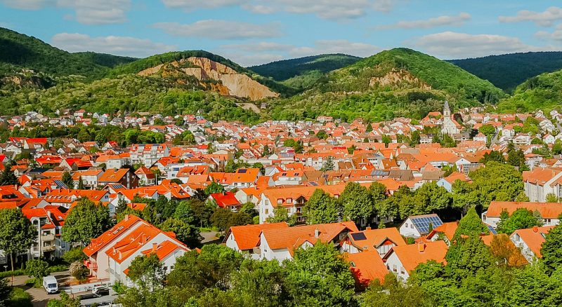 Blick-Dossenheim Blick über Dossenheim mit den Bergen im Hintergrund