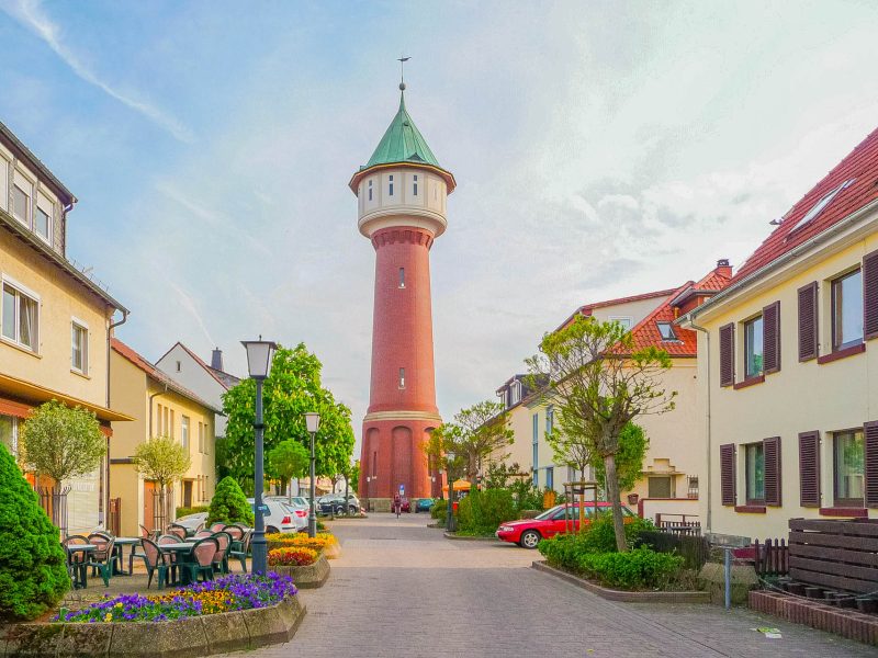 Der Wasserturm in Eppelheim mit den Wohnhäusern darum