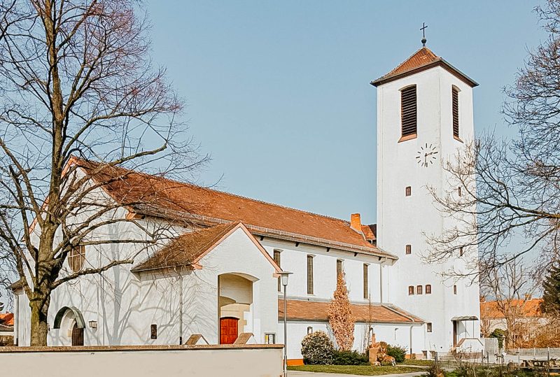 Blick auf die Auferstehungskirche der Emmausgemeinde in Heidelberg-Pfaffengrund