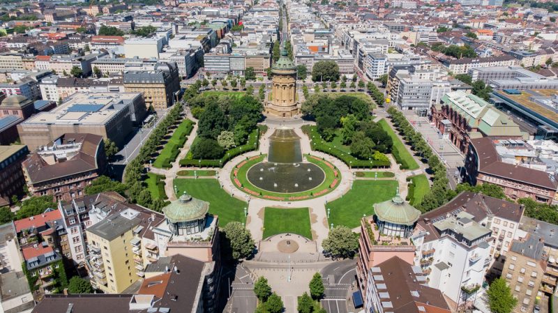 Blick auf den Wasserturm mit den darumliegenden Grünanlagen
