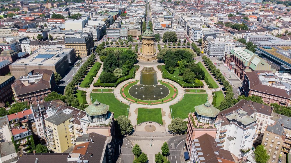 Blick auf den Wasserturm mit den darumliegenden Grünanlagen