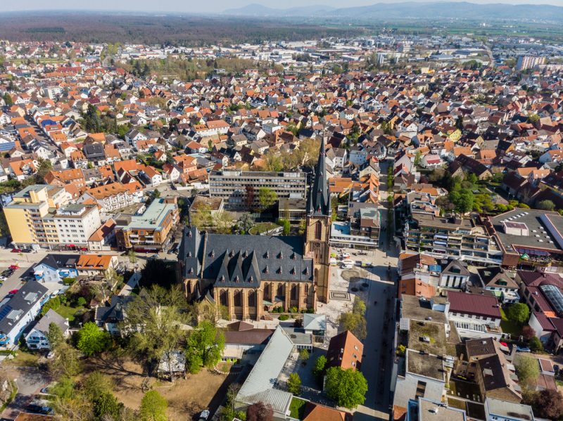 Blick über Vierheim. Im Zentrum die Apostelkirche