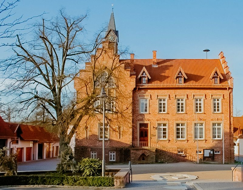 Rathaus-Wiesenbach Das Rathaus in Wiesenbach angestrahlt von der Sonne