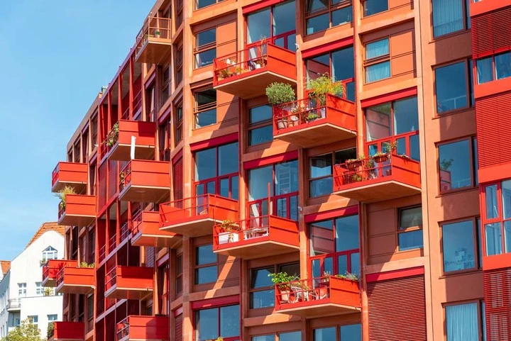 Rote Balkone an einem Hochhaus