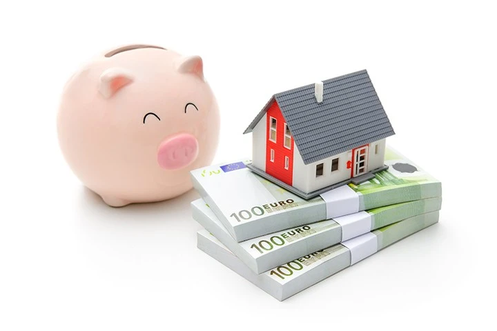 Sparschwein mit Geld und Haus