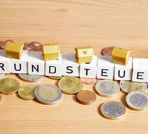 Symbolbild mit Geld und dem Schriftzug Grundsteuer