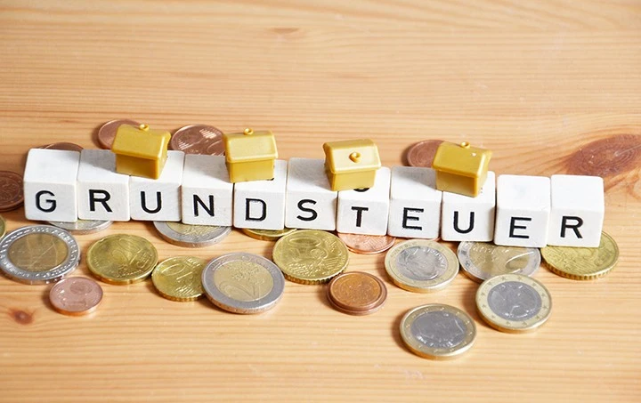 Symbolbild mit Geld und dem Schriftzug Grundsteuer