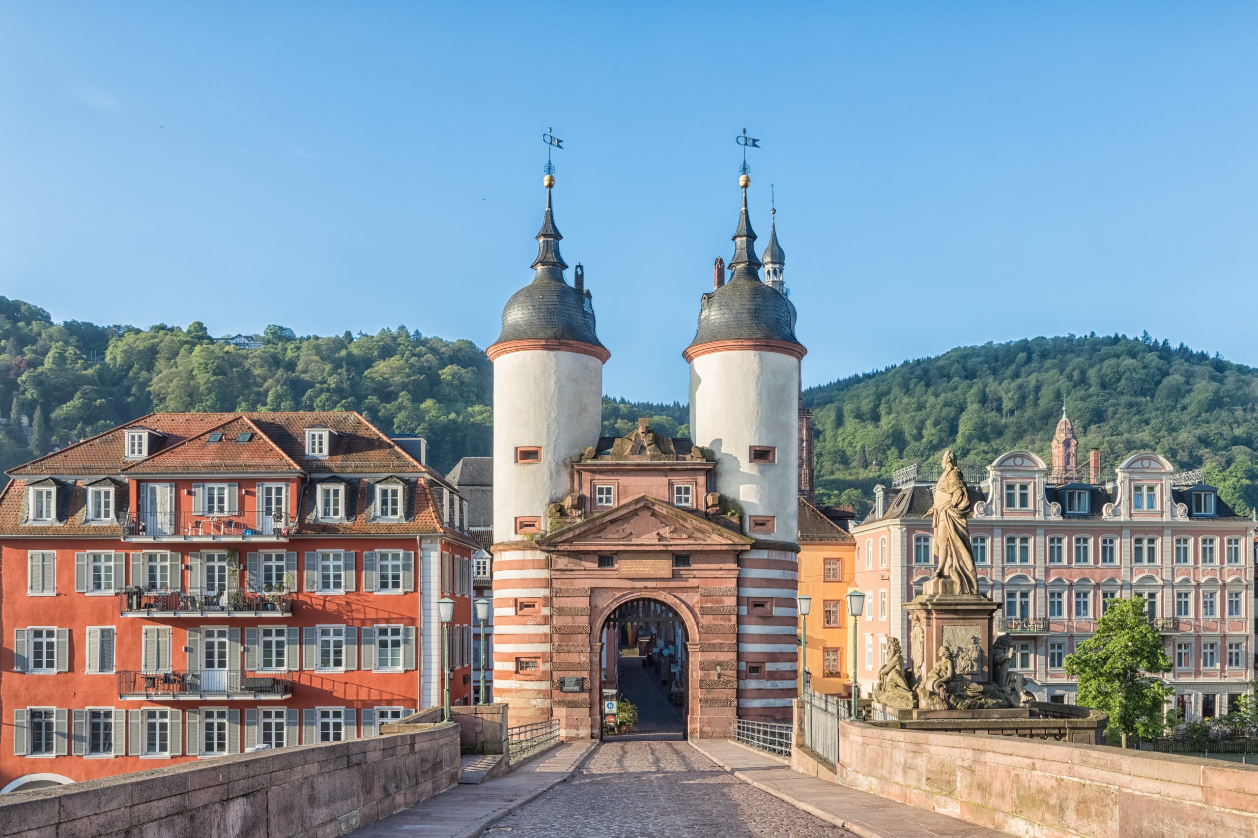 Die Alte Brücke von Heidelberg mit den zwei berühmten Türmen