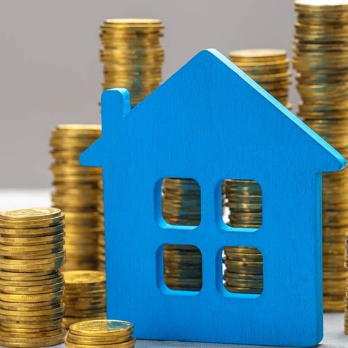 Blauen Haus und Geld das eine Mieterhöhung symbolisiert