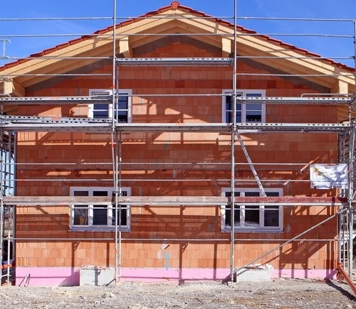 Neubau der noch eingerüstet ist