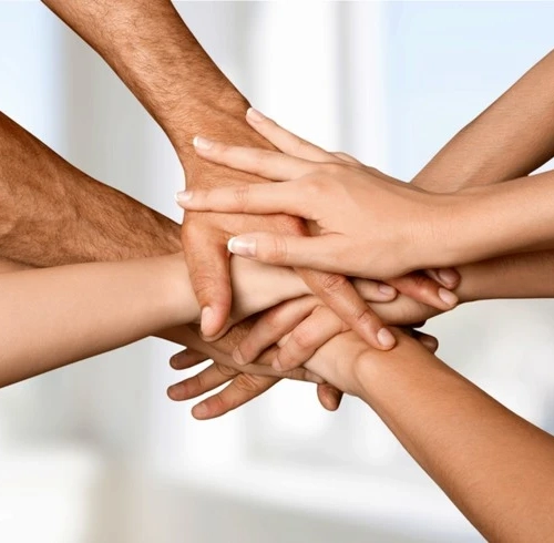 Patchworkfamilie legt Hände aufeinander