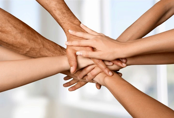 Patchworkfamilie legt Hände aufeinander
