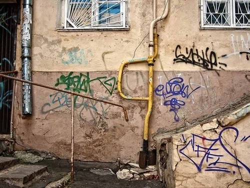 Hausfassade, die eine Sanierung benötigt