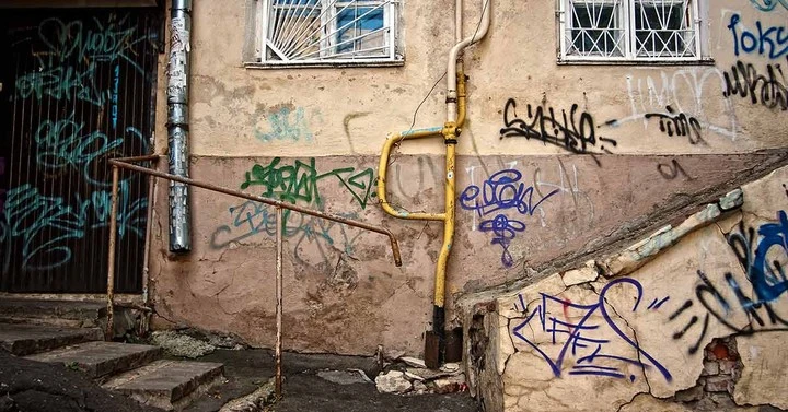Hausfassade, die eine Sanierung benötigt